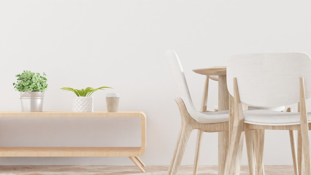our-story Espace de restauration épuré et moderne mettant en valeur du mobilier en bois clair et des plantes d’intérieur.